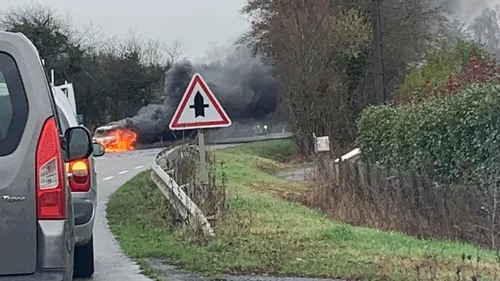 Un véhicule en flammes à Savigné-l'Evêque